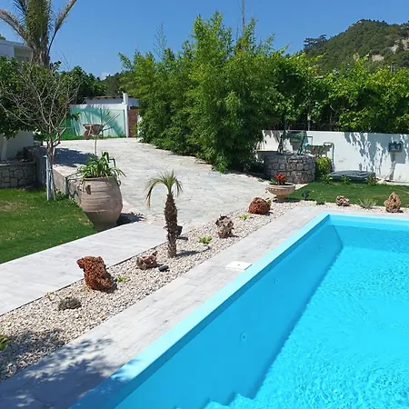 Oasis House In Filerimos Kır Evi